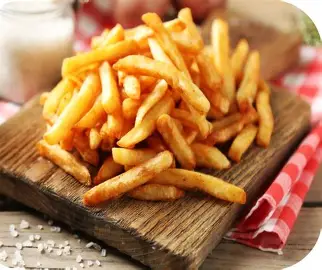 Porção de batatas fritas douradas